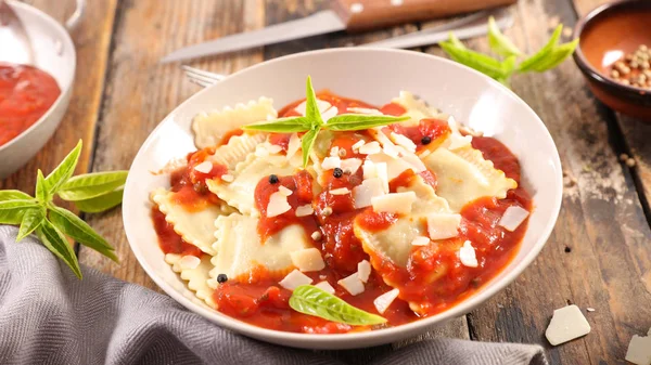 Ravioli Com Molho Tomate Queijo Manjericão Tigela Branca — Fotografia de Stock