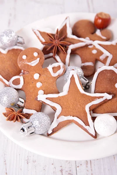 Nahaufnahme Auf Verschiedenen Zimtplätzchen Mit Weihnachtsdekoration — Stockfoto