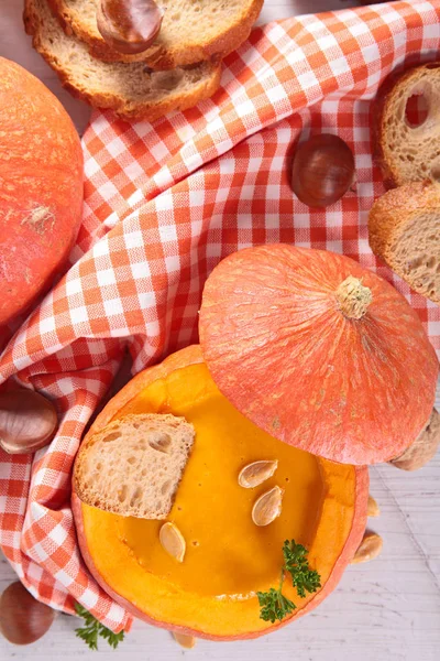 ボウルにかぼちゃパン添えかぼちゃのクリーミーなスープのトップ ビュー — ストック写真