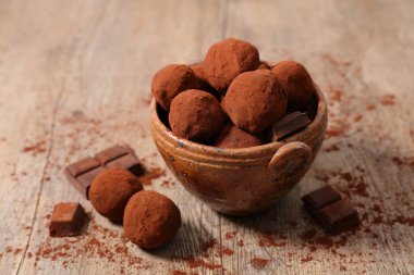 Ahşap zemin üzerine çikolata parçaları ile lezzetli çikolata topları