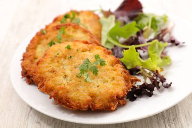 Yeşil beyaz tabakta ile lezzetli kızarmış patates pancakes