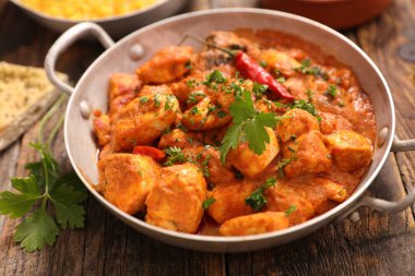Lezzetli tavuk masala ahşap arka plan üzerinde