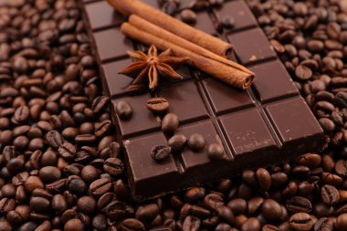 Kahve çekirdekleri çikolata, tarçın ve anason ile