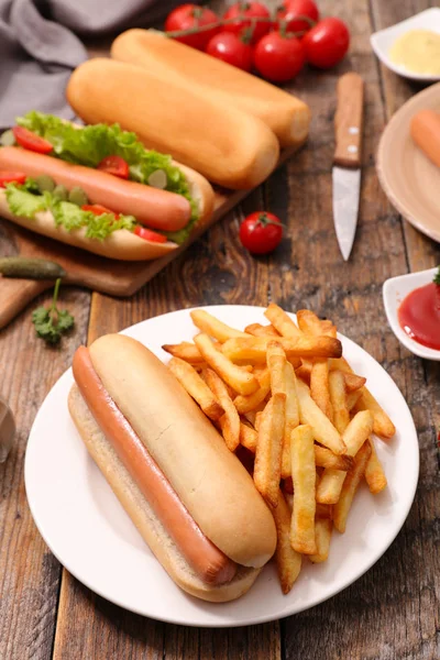 Piatto Con Hot Dog Patatine Fritte Sfondo Legno — Foto Stock