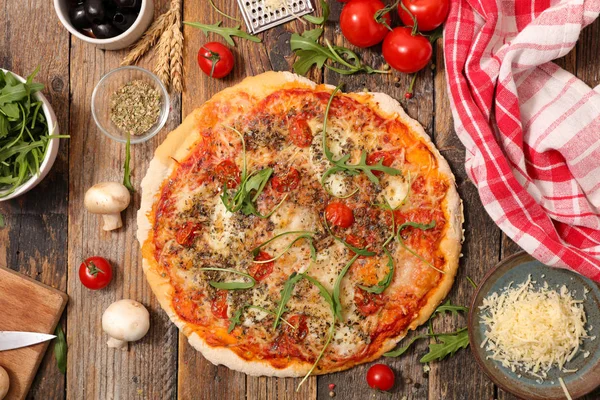 Roka Baharat Ahşap Arka Plan Üzerinde Iştah Açıcı Sıcak Pizza — Stok fotoğraf