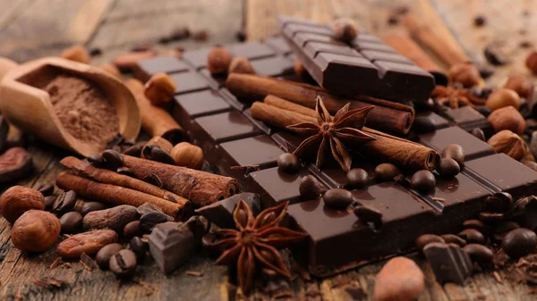 Biji Kopi Dengan Coklat Batangan Kayu Manis Hazelnut Dan Adas — Stok Foto
