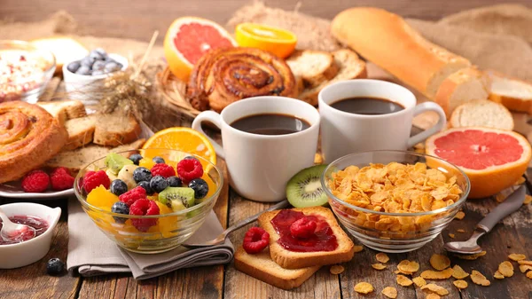 Pełny Zdrowe Śniadanie Dwóch Filiżanek Kawy Drewnianym Stole — Zdjęcie stockowe