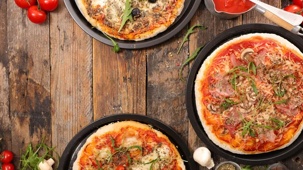 Vista Dall Alto Della Pizza Appetitosa Con Rucola Fondo Legno — Foto Stock