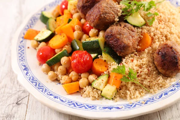 Cuscus Legume Carne Fundal Din Lemn — Fotografie, imagine de stoc