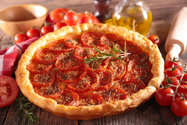 Quiche Tomate Com Alecrim Mesa Madeira — Fotografia de Stock