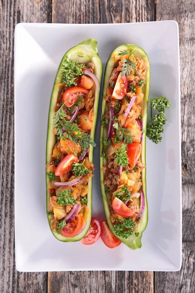 Fylld Zucchini Med Grönsaker Och Nötkött Tallrik — Stockfoto