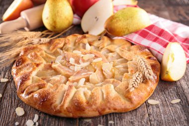 ahşap arka plan üzerinde elma ve armut pasta