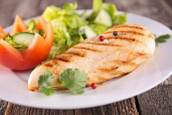 kızarmış tavuk göğsü salatası ve biber ile