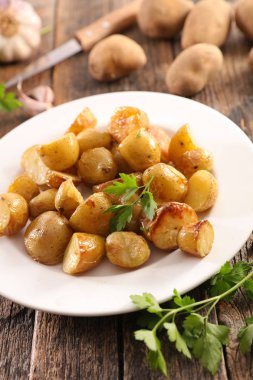 Ahşap masa tabağa kavrulmuş patates