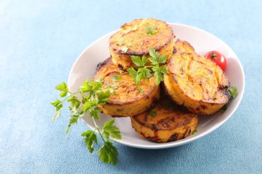 Mavi zemin üzerine maydanoz ile ev yapımı vejetaryen beşamel sos servis