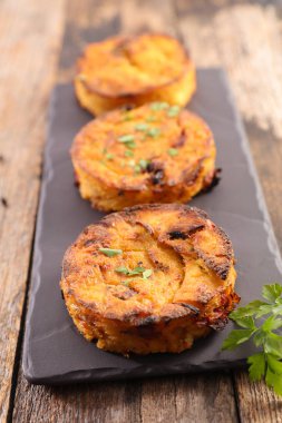 Ev yapımı vejetaryen pirzola üzerinde taş kurulunda görev yapmaktadır. 