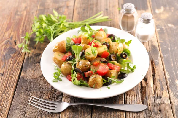 Patatas Asadas Con Aceitunas Tomates Plato Sobre Mesa Madera — Foto de Stock