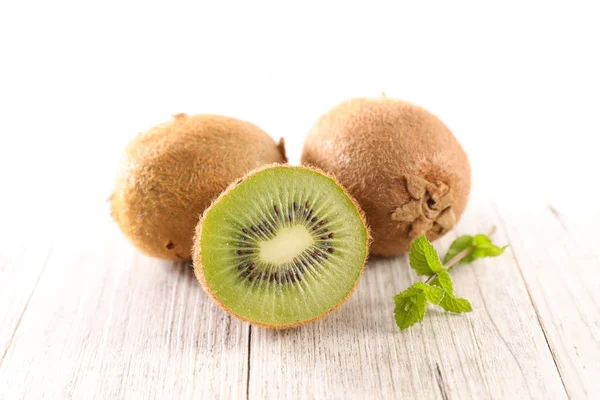 Corte Kiwi Meio Fresco Fundo Madeira — Fotografia de Stock