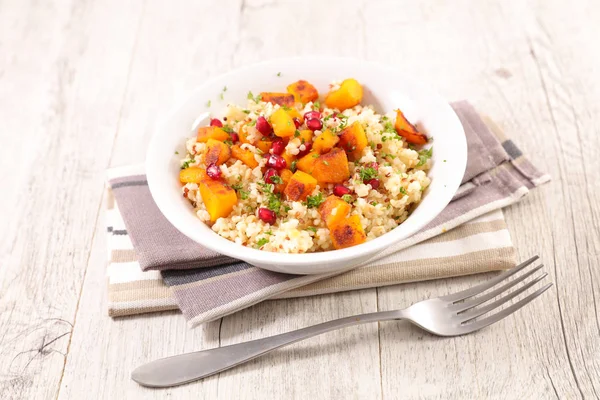 Vegetarische Maaltijd Met Quinoa Pompoen Granaatappel — Stockfoto
