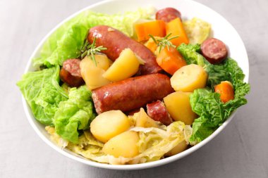 sosis ve mevsim sebzeleri ile sonbahar yemek