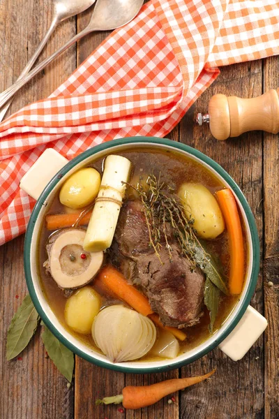 Caldo Con Carne Res Verduras Tazón Cerámica —  Fotos de Stock