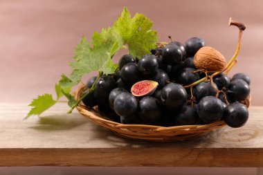 İncir ve ceviz ile taze siyah üzüm demet