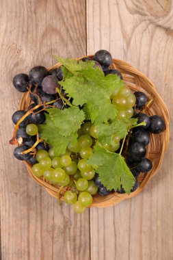 yeşil ve siyah üzüm hasır sepet ahşap tablo