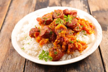 rougail saucisse geleneksel creole çanak
