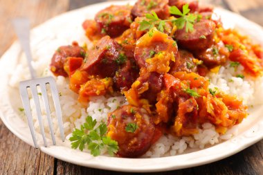 rougail saucisse geleneksel creole çanak