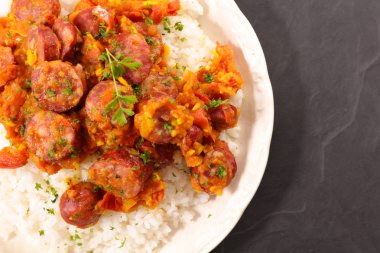rougail saucisse geleneksel creole çanak