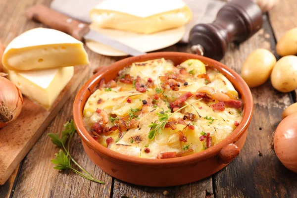 传统法式菜 Tartiflette 土豆和熏肉 — 图库照片