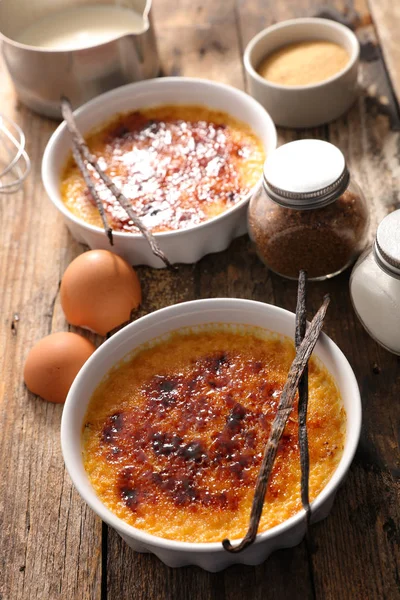 Flan Karamel Frans Dessert Keramische Kommen — Stockfoto