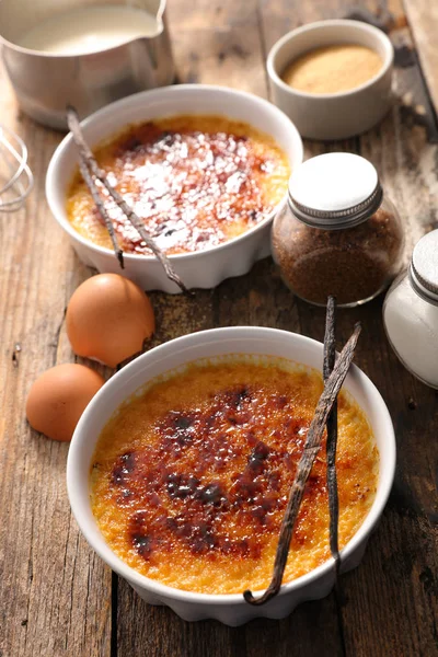 Flan Caramelo Postre Francés Tazones Cerámica —  Fotos de Stock