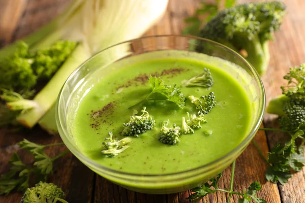 緑のブロッコリー スープのガラスのボウル — ストック写真