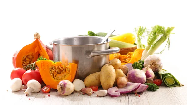 烹饪汤的概念 新鲜的蔬菜与烹饪锅在桌子上 — 图库照片