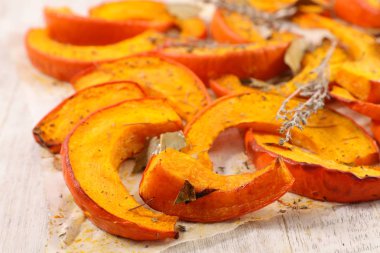 Parşömen kağıt ahşap masa üzerine kavrulmuş kabak dilimleri closeup