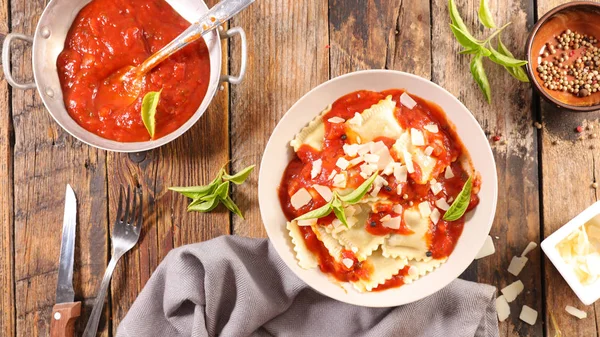 Raviolis Caseros Con Salsa Tomate Estilo Rústico —  Fotos de Stock