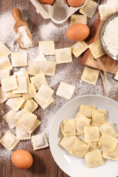 Zelfgemaakte Ravioli Ingrediënten Houten Tafel — Stockfoto