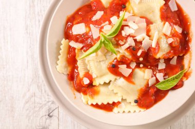 Domates soslu ve fesleğenli Ravioli.