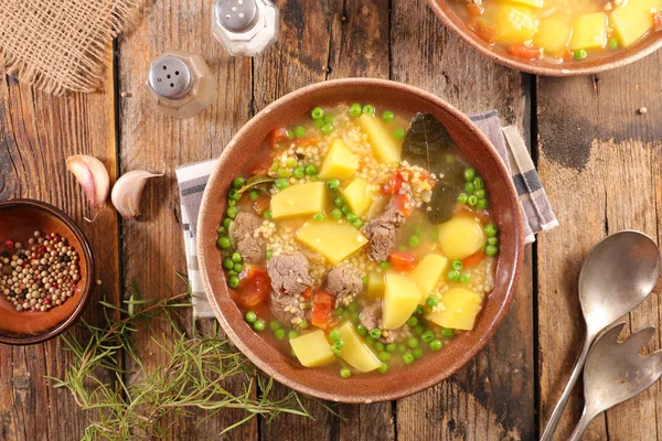 Soupe Bœuf Aux Légumes Dans Bol Sur Une Table Bois — Photo