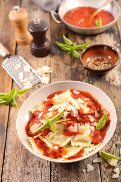 Raviolis Caseros Con Salsa Tomate Estilo Rústico —  Fotos de Stock