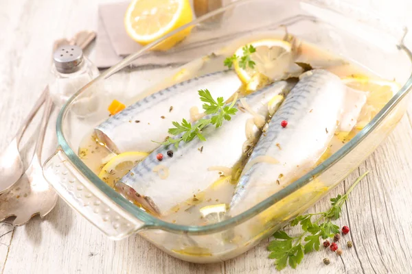 maquereau fish with wine and sliced lemon