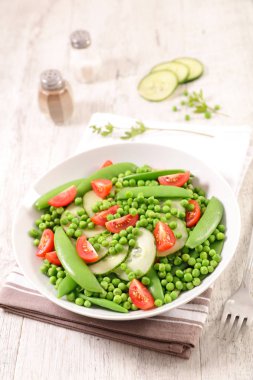 Yeşil bezelye, salatalık ve domates ile parlak sebze salatası