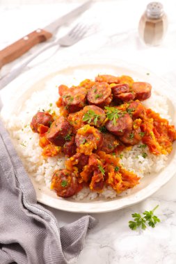Sosis domates ve pirinç plaka üzerinde baharatlarla