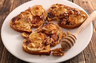 ekmek tost yanında da keçi peyniriyle ceviz