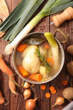 Ev yapımı tavuk suyu ile sebze