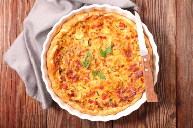 ahşap arka plan üzerinde sebze kiş