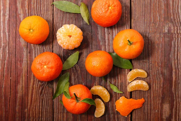 Clementines Dan Daun Atas Meja Kayu — Stok Foto