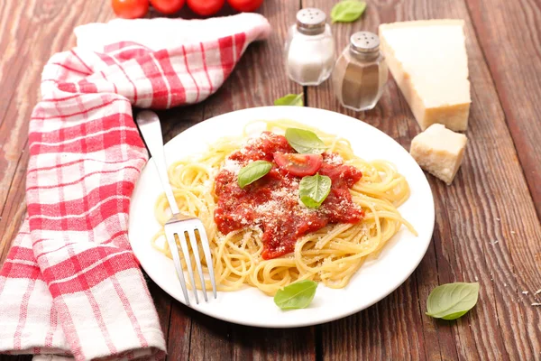 意大利面加番茄酱和罗勒 — 图库照片