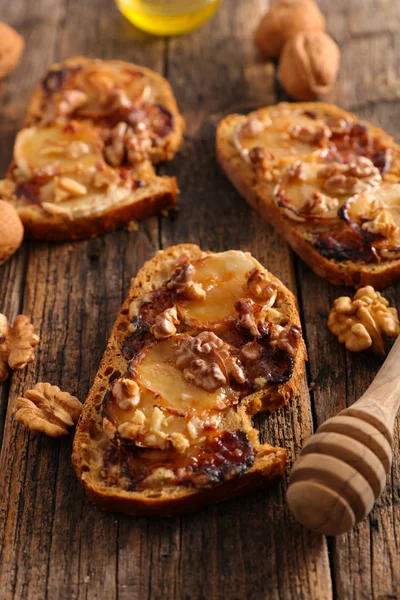 Chléb Toasty Kozím Sýrem Vlašskými Ořechy — Stock fotografie